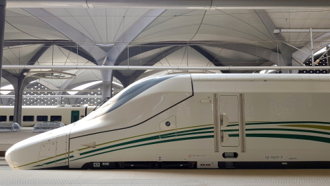 Un tres de alta velocidad (AVE) en la nueva estación KAEC, cerca de la ciudad saudí de Jeda. REUTERS/Stephen Kalin