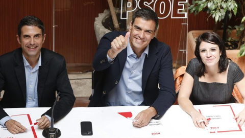 El secretario general del PSOE, Pedro Sánchez (c), junto al regidor de Alcalá de Henares, Javier Rodríguez Palacios (i), y la secretaria de Política Municipal socialista, Adriana Lastra (d), durante la reunión que ha mantenido hoy con alcal