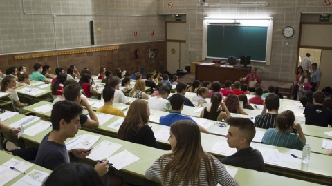 Unos estudiantes esperan en sus sitios el comienzo de uno de los exámenes de selectividad celebrados en Zaragoza./ EFE