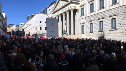 Cientos de jubilados se han concentrado este jueves a las puertas del Congreso. /TWITTER