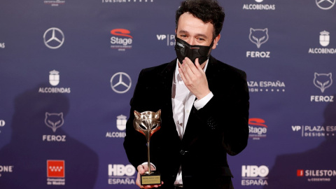 El director Rodrigo Sorogoyen posa con el Premio a la Mejor Serie Dramática por 'Antidisturbios'.