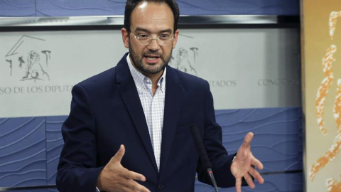 El portavoz parlamentario socialista, Antonio Hernando, durante la rueda de prensa realizada hoy en el Congreso de los Diputados. EFE/Chema Moya