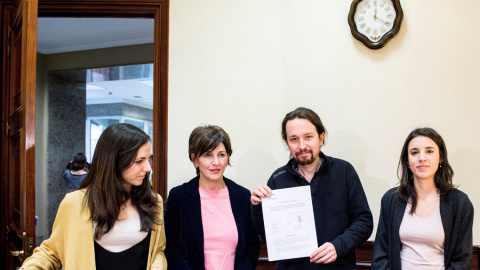 De izquierda a derecha: Ione Belarra, Yolanda Díaz, Pablo Iglesias e Irene Montero, en el Registro del Congreso, para< entregar su  Proposición no de Ley para instar al Gobierno a celebrar un debate de estado de la Nación.EFE/Podemos/ Dani 