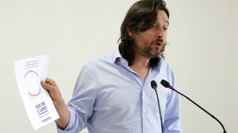 El secretario de Relaciones con la Sociedad civil de Podemos, Rafael Mayoral, durante la rueda de prensa que ha ofrecido hoy para informar de la reunión del órgano de dirección del partido. EFE/Víctor Lerena