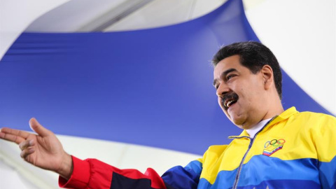 otografía cedida por la oficina de Prensa de Miraflores, que muestra al presidente de Venezuela, Nicolás Maduro, encabezando el acto de graduación de Bomberos Forestales y Guardaparques este jueves, en Caracas (Venezuela). EFE