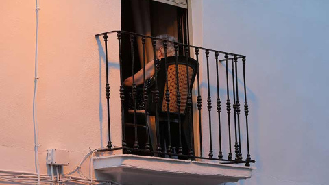 Una mujer se sienta al fresco en Ronda (Málaga). REUTERS/Jon Nazca