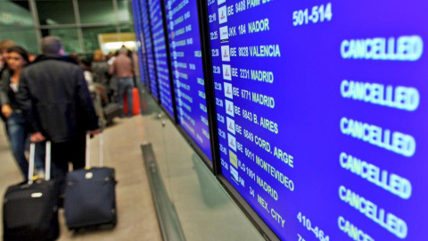 Vista de un panel en el aeropuerto de El Prat, en Barcelona, en el que se informa de la cancelación de muchos vuelos. EFE/Archivo