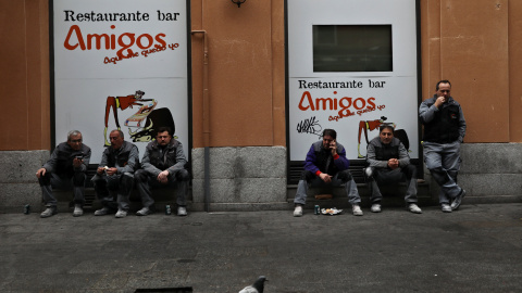 Varios trabajadores en un descanso, en el exterior de un restaurante en Madrid.. REUTERS/Susana Vera