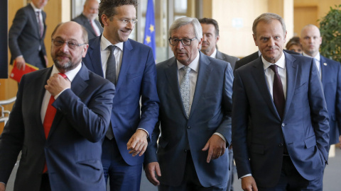 El presidente del Eurogrupo, Jeroen Dijsselbloem, el del Parlamento Europeo, Martin Schulz, el del Consejo Europeo, Donald Tusk y el de la Comisión Europea, Jean-Claude Juncker, tras un almuerzo trabajo en Bruselas, con una videoconferencia