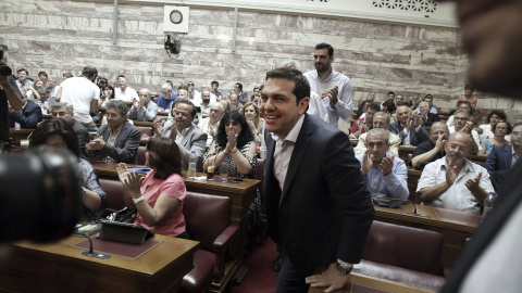 El ministro griego de Finanzas, Yanis Varufakis llega a una reunión en el Parlamento de Atenas con los diputados de su partido, Syriza. EFE/Simela Pantzartzi