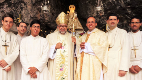 Varios miembros de Lumen Dei junto al arzobispo de Oviedo en Covadonga.