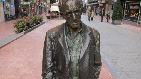 La estatua de Wody Allen presente en el centro de Oviedo desde el año 2002. EUROPA PRESS