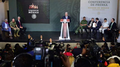 05/08/2019.- El presidente de México, Andrés Manuel López Obrador, habla durante su rueda de prensa matutina, en la ciudad de Valle de Bravo, en el Estado de México (México).