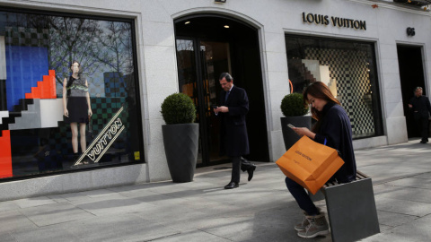 La tienda de la firma de lujo Luois Vuitton, en la llamada 'Milla de Oro' de Madrid. REUTERS