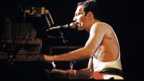 Fotografía de archivo tomada el 18 de septiembre de 1984 que muestra a la estrella del rock Freddie Mercury, vocalista del grupo de rock "Queen", durante un concierto en el Palais Omnisports de Paris Bercy (POPB).