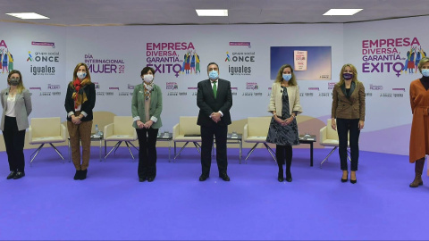 El presidente del Grupo Social ONCE, Miguel Carbaleda, con las participantes de la mesa redonda organizada en el marco del Día Internacional de la Mujer (8M).