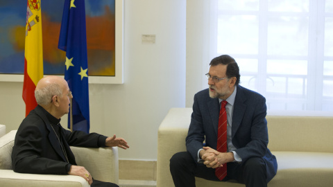 El presidente del Gobierno, Mariano Rajoy, con el presidente de la Conferencia Episcopal, Ricardo Blázquez, en el Palacio de la Moncloa, en marzo de 2017.