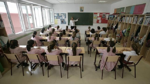 Una clase formada por niñas atiende las explicaciones de su profesora. EFE