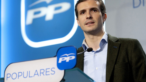 El portavoz del Comité de Campaña del PP, Pablo Casado, durante la rueda de prensa ofrecida hoy. /EFE