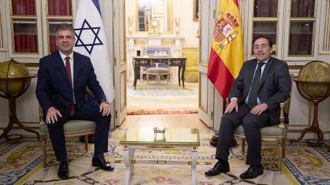 El ministro de Exteriores en funciones, José Manuel Albares, junto a su homólogo israelí, Eli Cohen en una reunión celebrada en abril.