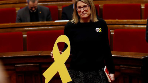 La diputada de Junts per Catalunya, Elsa Artadi, posa para los fotógrafos con un lazo amarillo en solidaridad con los diputados electos encarcelados y huidos en Bruselas, poco antes del comienzo de la sesión constitutiva de la XII legislatu