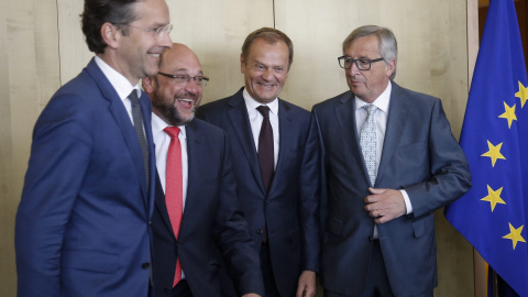 El presidente del Eurogrupo, Jeroen Dijsselbloem, el del Parlamento Europeo, Martin Schulz, el del Consejo Europeo, Donald Tusk, y el de la Comisión Europea, Jean-Claude Juncker, tras un almuerzo de trabajo en Buselas. EFE/Olivier Hoslet