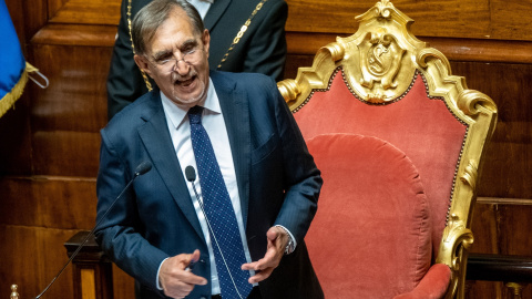 El recién elegido presidente del Senado italiano, Ignazio la Russa, habla durante la sesión de apertura del nuevo parlamento en el Senado italiano