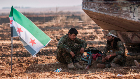 Combatientes del Ejército Libre Sirio descansan a las afueras de la ciudad de Tel Abyad.- RODI SAID (REUTERS)