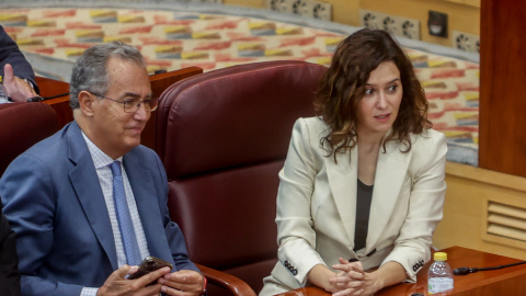 El vicepresidente de la Comunidad de Madrid, Enrique Ossorio, y la presidenta, Isabel Díaz Ayuso, durante una sesión plenaria en la Asamblea de Madrid, a 13 de octubre de 2022, en Madrid.