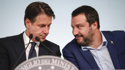 El primer ministro italiano, Giuseppe Conte, y el vicepresidente del Gobierno, ministro de Interior y líder de la Liga, Matteo Salvini, en la rueda de prensa en el Palazzo Chigi tras la aprobación de los Presupuestos Generales para 2019 que