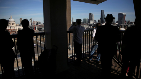 Varias personas en el mirador de la torre del museo Tate Modern, a orillas del Támesis, en Londres. REUTERS / Neil Hall