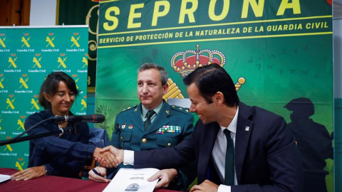 La Jefa de Inspección Pesquera,Esther Boy; el teniente coronel Jefe de operaciones de SEPRONA Jesús Gálvez; y el Jefede la Unidad de Delitos económicos,Pedro Felicioi-d., durante la rueda de prensa que ofrecieron hoy para informar sobre la 