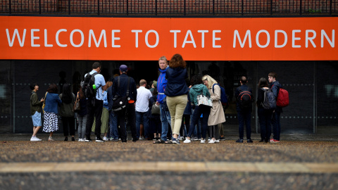 Cola de visitantes que esperan para entrar en el museo Tate Modern, a orillas del Támesis, en Londres. EFE/EPA/NEIL HALL