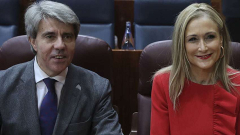 El consejero de Políticas Sociales y Familia, Carlos Izquierdo, y la presidenta de la Comunidad de Madrid, Cristina Cifuentes. EFE/Archivo