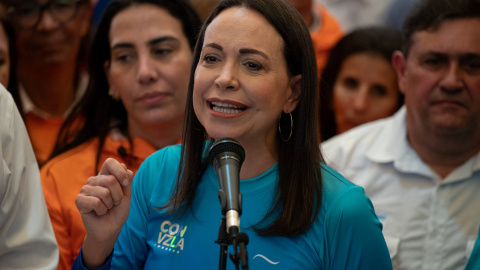 La precandidata presidencial venezolana por el partido opositor Vente Venezuela, María Corina Machado, habla durante una conferencia de prensa en Caracas, a 13/10/2023.