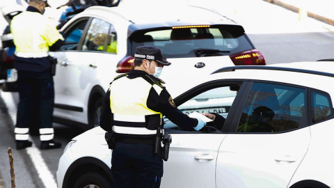 Agentes de la Guardia Urbana durante un control de movilidad en Barcelona, en una imagen de archivo.