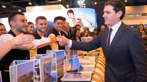 El líder de Ciudadanos, Albert Rivera, durante su visita ayer a la Feria Internacional de Turismo (FITUR). /EFE