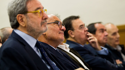 El exdirector general de CatalunyaCaixa, Adolf Todó (2i), con el expresidente de la entidad, Narcís Serra, durante el juicio en la Audiencia de Barcelona por los sueldos  millonarios en la antigua caja de ahorros. EFE/Enric Fontcuberta