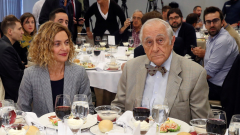 La ministra de Administraciones Territoriales Meritxell Batet, y el director del Club Siglo XXI, Inocencio Arias, antes de comenzar su almuerzo coloquio en Madrid. EFE/J.J. Guillén