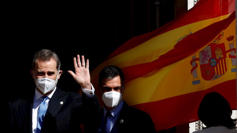 23/02/2021.- El rey Felipe VI (i), y el presidente del Gobierno, Pedro Sánchez (d), a su llegada a la ceremonia que se celebra, este martes, en el Congreso de los Diputados con motivo del 40 aniversario del 23F. El intento de golpe de Estad