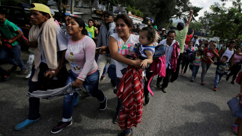 Algunas de las familias migrantes hondureños cruzan la frontera de Guatemala su se marcha hacia EEUU, huyendo de la violencia y pobreza que azota el país centroamericano. REUTERS/Jorge Cabrera