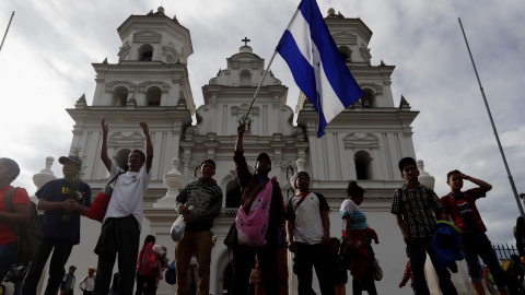 Migrantes hondureños que viajan hacia Estados Unidos visitan la Basílica de Esquipulas (Guatemala) y oran para pedir protección antes de continuar su viaje hacia la frontera entre Guatemala y México. EFE/Esteban Biba