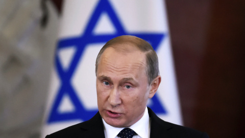 Vladimir Putin durante una rueda de prensa en Moscú con una bandera de Israel detrás. - REUTERS