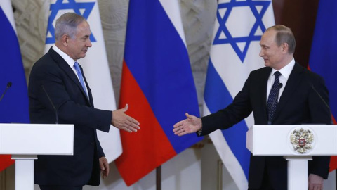 El presidente ruso Vladimir Putin saluda al primer ministro israelí, Benjamin Netanyahu. - EFE