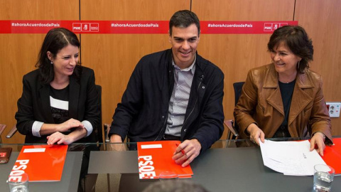 El secretario general del PSOE, Pedro Sánchez, junto a la vicesecretaria del partido, Adriana Lastra (i), y la secretaria de Igualdad, Carmen Calvo. /EFE