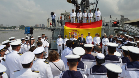 El Presidente del Gobierno, Mariano Rajoy, visita el patrullero de altura "Infanta Cristina" durante su despliegue africano, el pasado mes de diciembre. ARMADA