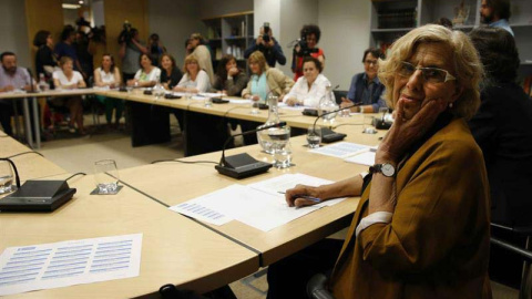 La alcaldesa de Madrid, Manuela Carmena, celebra con los trabajadores sociales de las juntas de distrito su primer acto oficial desde la llegada al cargo. / JUAN CARLOS HIDALGO (EFE)