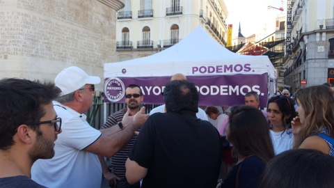 Militantes de Podemos y opositores venezolanos se enfrentan verbalmente en la Puerta del Sol de Madrid. EP