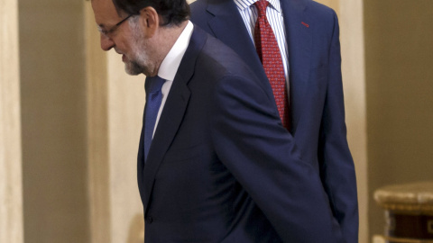 El presidente del Gobierno, Mariano Rajoy, junto al rey Felipe VI, antes de la reunión anual del patronato de la Fundación Carolina en el Palacio de la Zarzuela. REUTERS/Juan Medina