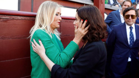 Cristina Cifuentes e Isabel Díaz Ayuso se saludan en la plaza de toros de Las Ventas. (EFE)